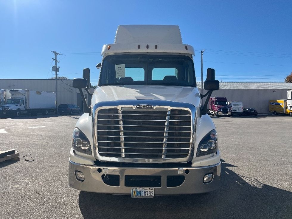 Day Cab Tractor-Heavy Duty Tractors-Freightliner-2019-Cascadia 12564ST-Piqua-OH-566,323\n\t\tmiles-$ 28,000 - Image 2