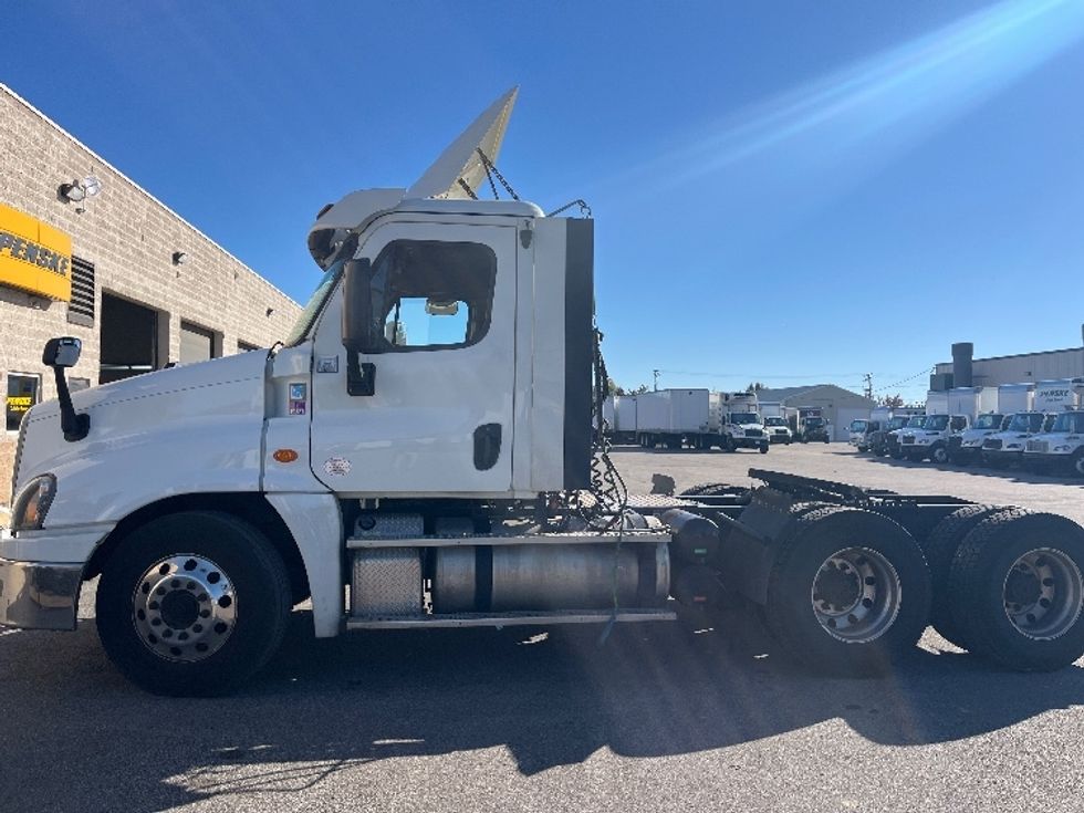Day Cab Tractor-Heavy Duty Tractors-Freightliner-2019-Cascadia 12564ST-Piqua-OH-566,323\n\t\tmiles-$ 28,000 - Image 4