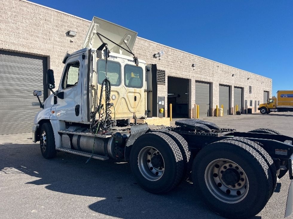 Day Cab Tractor-Heavy Duty Tractors-Freightliner-2019-Cascadia 12564ST-Piqua-OH-566,323\n\t\tmiles-$ 28,000 - Image 5
