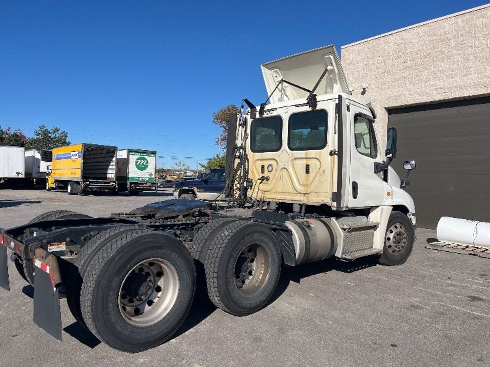 Day Cab Tractor-Heavy Duty Tractors-Freightliner-2019-Cascadia 12564ST-Piqua-OH-566,323\n\t\tmiles-$ 28,000 - Image 6