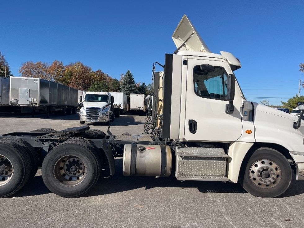 Day Cab Tractor-Heavy Duty Tractors-Freightliner-2019-Cascadia 12564ST-Piqua-OH-566,323\n\t\tmiles-$ 28,000 - Image 7