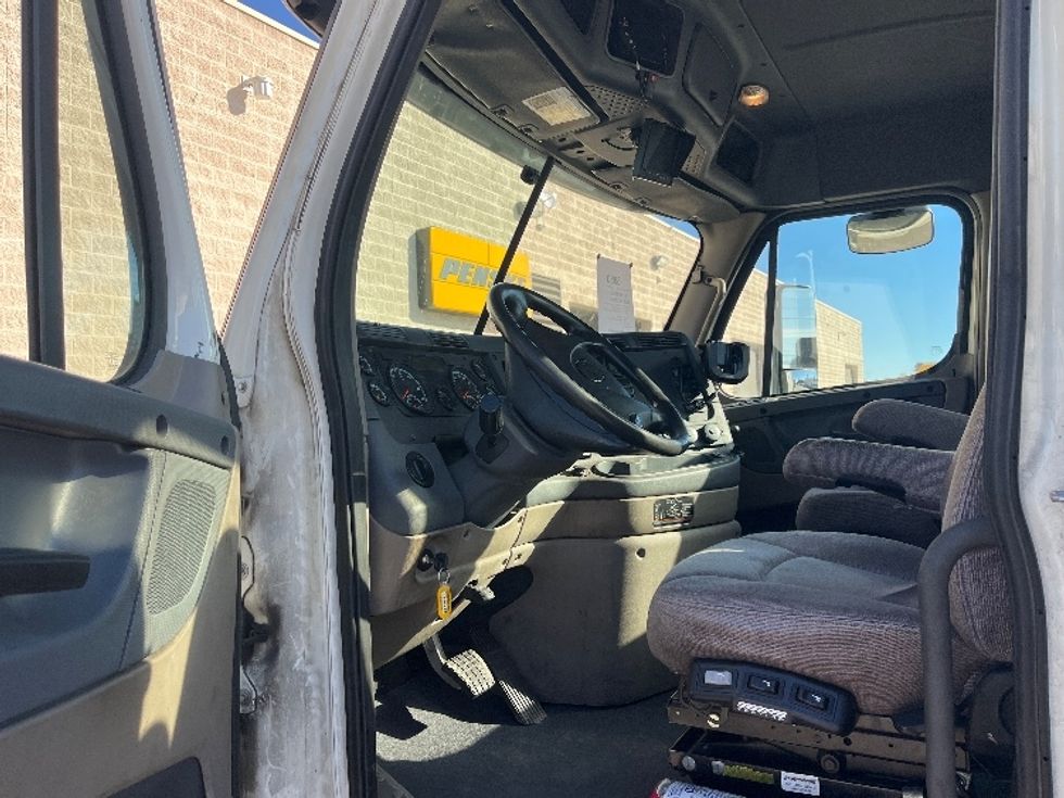 Day Cab Tractor-Heavy Duty Tractors-Freightliner-2019-Cascadia 12564ST-Piqua-OH-566,323\n\t\tmiles-$ 28,000 - Image 8
