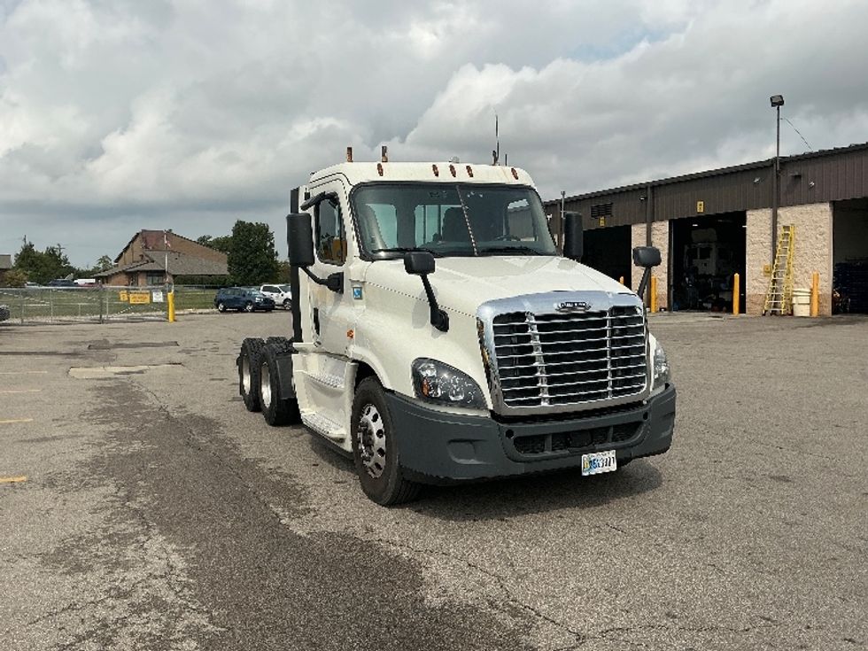 Day Cab Tractor-Heavy Duty Tractors-Freightliner-2019-Cascadia 12564ST-Piqua-OH-593,091\n\t\tmiles-$ 29,500 - Image 1