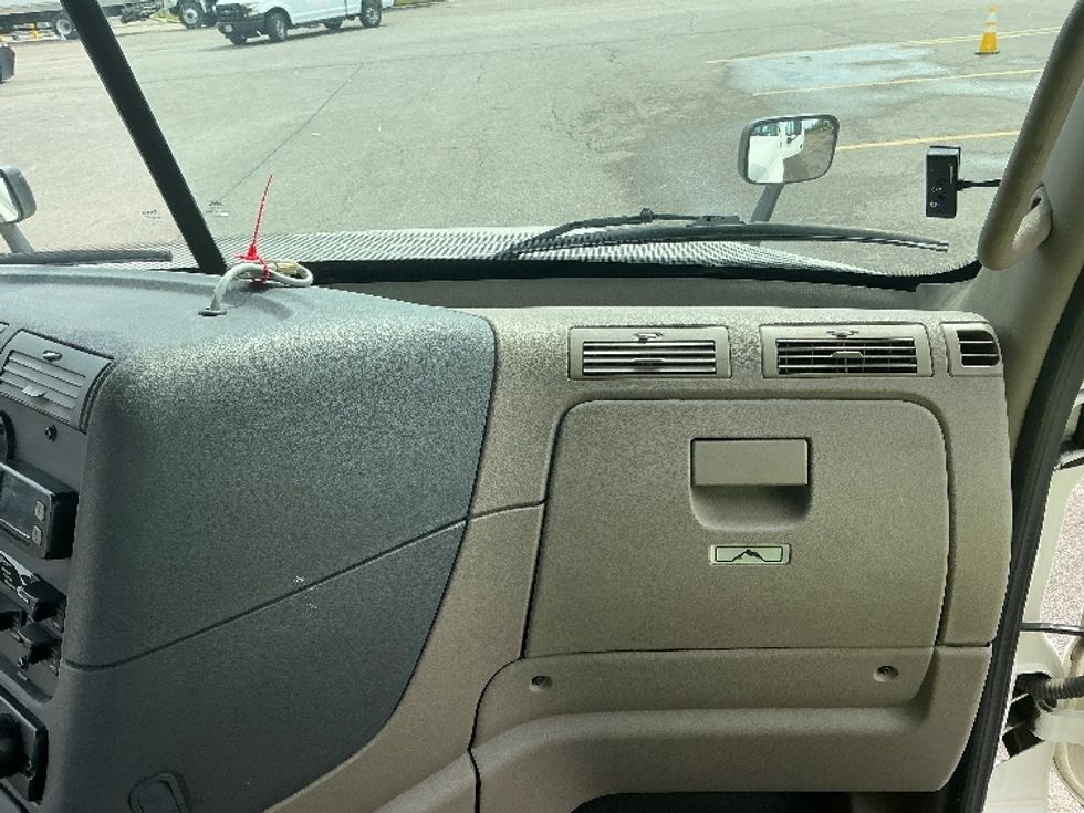 Day Cab Tractor-Heavy Duty Tractors-Freightliner-2019-Cascadia 12564ST-Piqua-OH-593,091\n\t\tmiles-$ 29,500 - Image 13