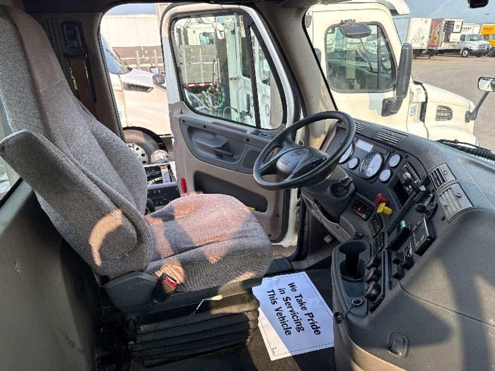Day Cab Tractor-Heavy Duty Tractors-Freightliner-2019-Cascadia 12564ST-Piqua-OH-593,091\n\t\tmiles-$ 29,500 - Image 14