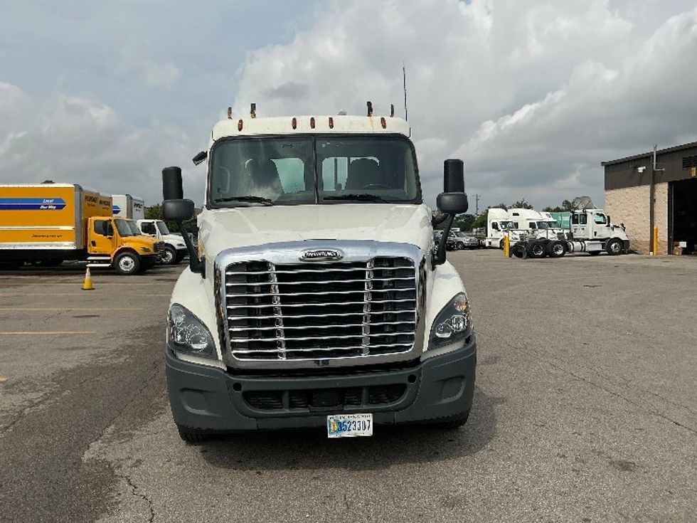 Day Cab Tractor-Heavy Duty Tractors-Freightliner-2019-Cascadia 12564ST-Piqua-OH-593,091\n\t\tmiles-$ 29,500 - Image 2