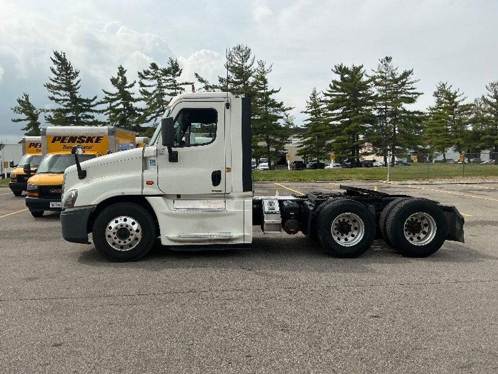 Day Cab Tractor-Heavy Duty Tractors-Freightliner-2019-Cascadia 12564ST-Piqua-OH-593,091\n\t\tmiles-$ 29,500 - Image 4