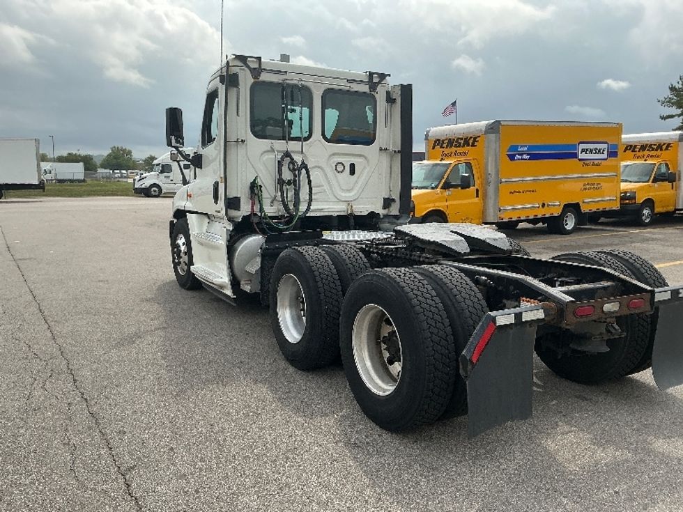 Day Cab Tractor-Heavy Duty Tractors-Freightliner-2019-Cascadia 12564ST-Piqua-OH-593,091\n\t\tmiles-$ 29,500 - Image 5