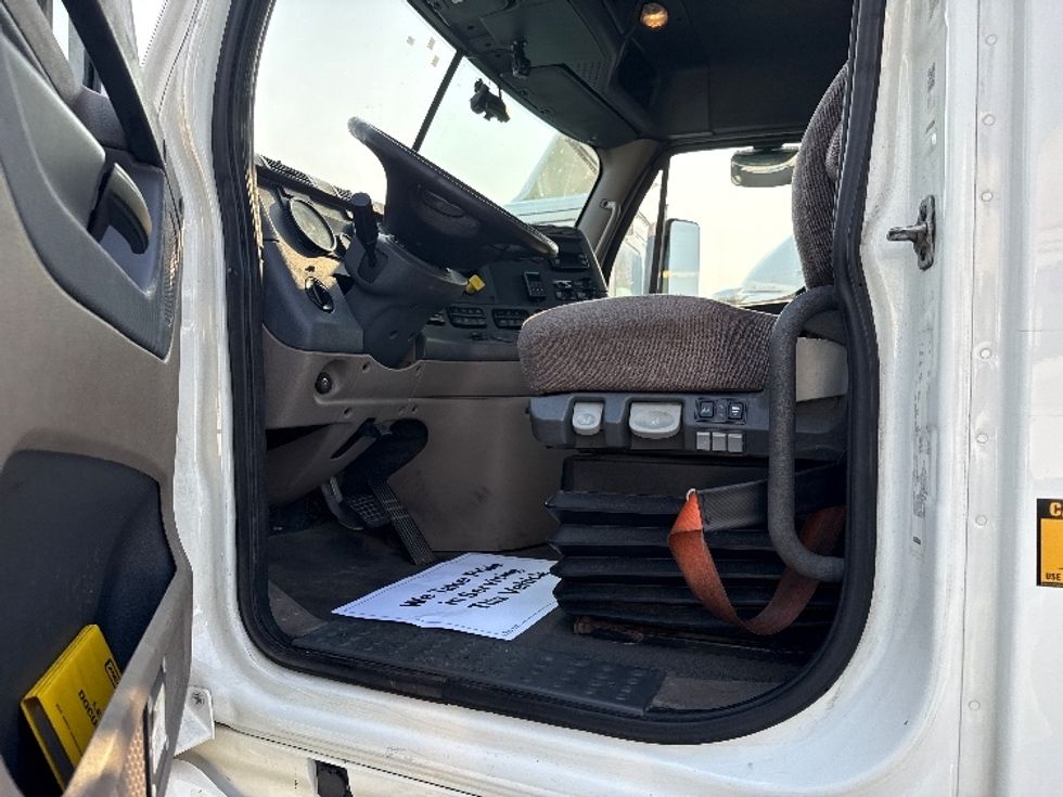 Day Cab Tractor-Heavy Duty Tractors-Freightliner-2019-Cascadia 12564ST-Piqua-OH-593,091\n\t\tmiles-$ 29,500 - Image 9