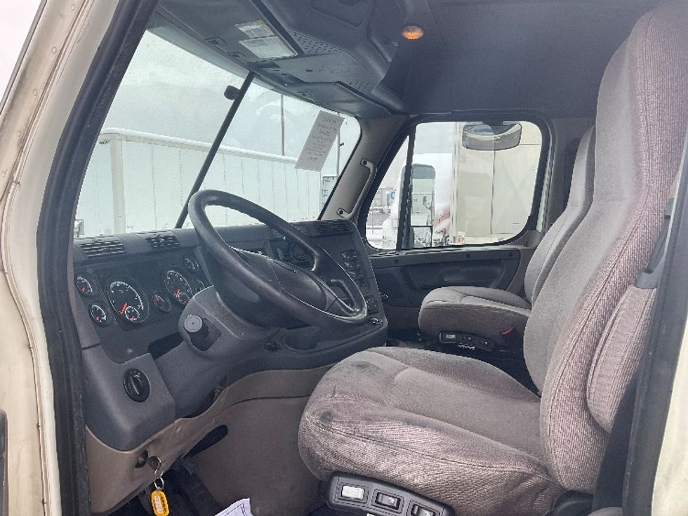 Day Cab Tractor-Heavy Duty Tractors-Freightliner-2019-Cascadia 12564ST-Piqua-OH-614,520\n\t\tmiles-$ 24,250 - Image 10