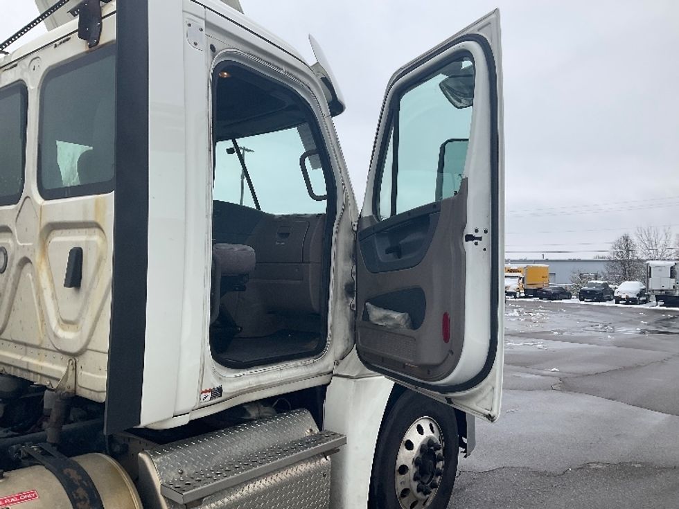 Day Cab Tractor-Heavy Duty Tractors-Freightliner-2019-Cascadia 12564ST-Piqua-OH-614,520\n\t\tmiles-$ 24,250 - Image 12