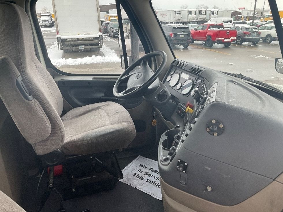 Day Cab Tractor-Heavy Duty Tractors-Freightliner-2019-Cascadia 12564ST-Piqua-OH-614,520\n\t\tmiles-$ 24,250 - Image 14