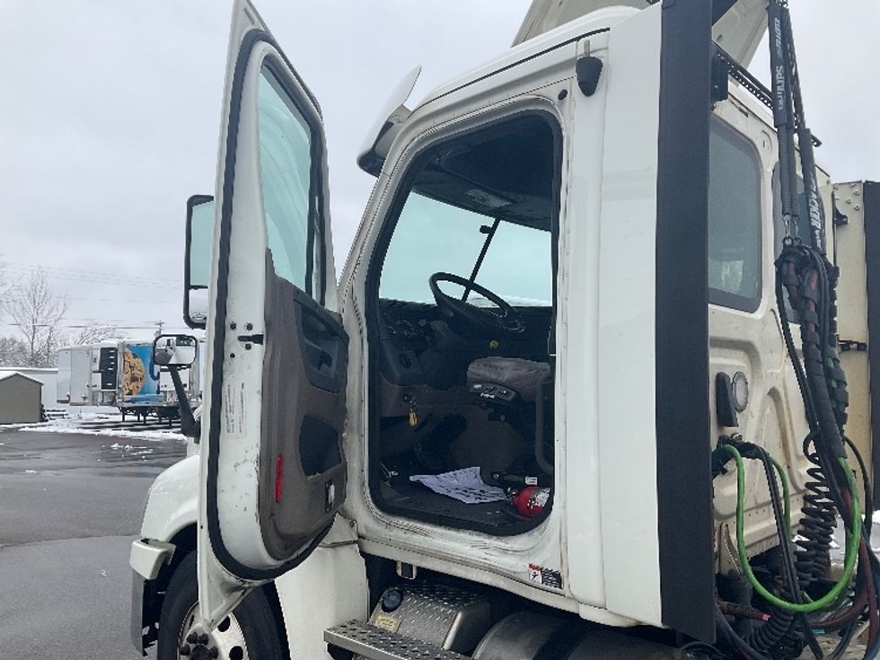 Day Cab Tractor-Heavy Duty Tractors-Freightliner-2019-Cascadia 12564ST-Piqua-OH-614,520\n\t\tmiles-$ 24,250 - Image 9