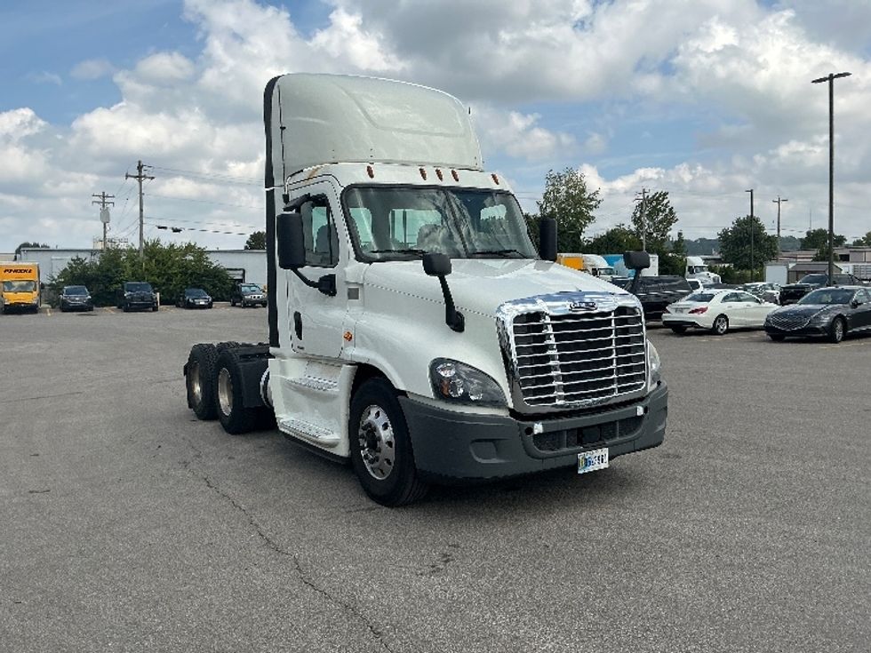 Day Cab Tractor-Heavy Duty Tractors-Freightliner-2019-Cascadia 12564ST-Piqua-OH-675,233\n\t\tmiles-$ 25,750 - Image 1