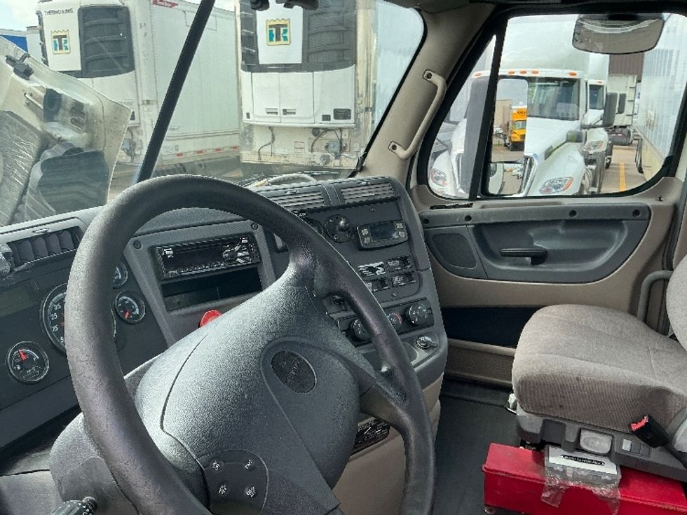 Day Cab Tractor-Heavy Duty Tractors-Freightliner-2019-Cascadia 12564ST-Piqua-OH-675,233\n\t\tmiles-$ 25,750 - Image 10
