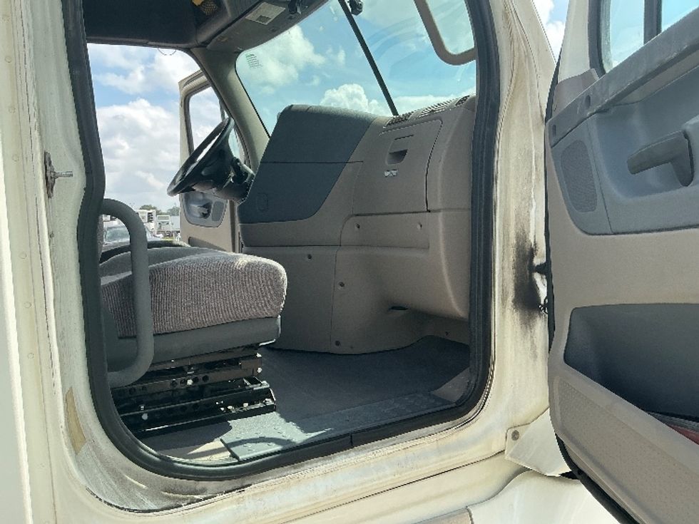 Day Cab Tractor-Heavy Duty Tractors-Freightliner-2019-Cascadia 12564ST-Piqua-OH-675,233\n\t\tmiles-$ 25,750 - Image 12