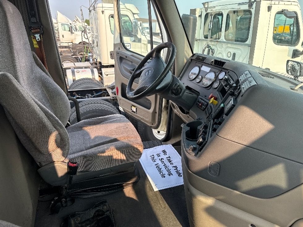 Day Cab Tractor-Heavy Duty Tractors-Freightliner-2019-Cascadia 12564ST-Piqua-OH-675,233\n\t\tmiles-$ 25,750 - Image 14