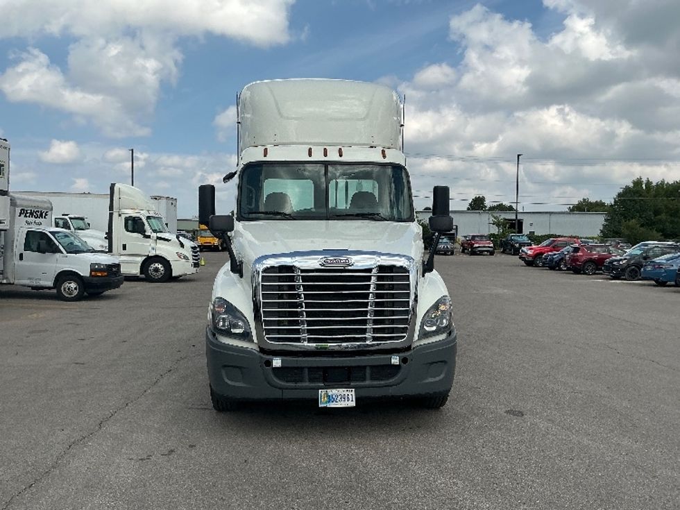 Day Cab Tractor-Heavy Duty Tractors-Freightliner-2019-Cascadia 12564ST-Piqua-OH-675,233\n\t\tmiles-$ 25,750 - Image 2