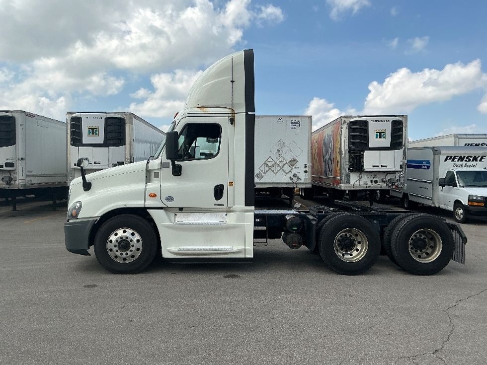 Day Cab Tractor-Heavy Duty Tractors-Freightliner-2019-Cascadia 12564ST-Piqua-OH-675,233\n\t\tmiles-$ 25,750 - Image 4