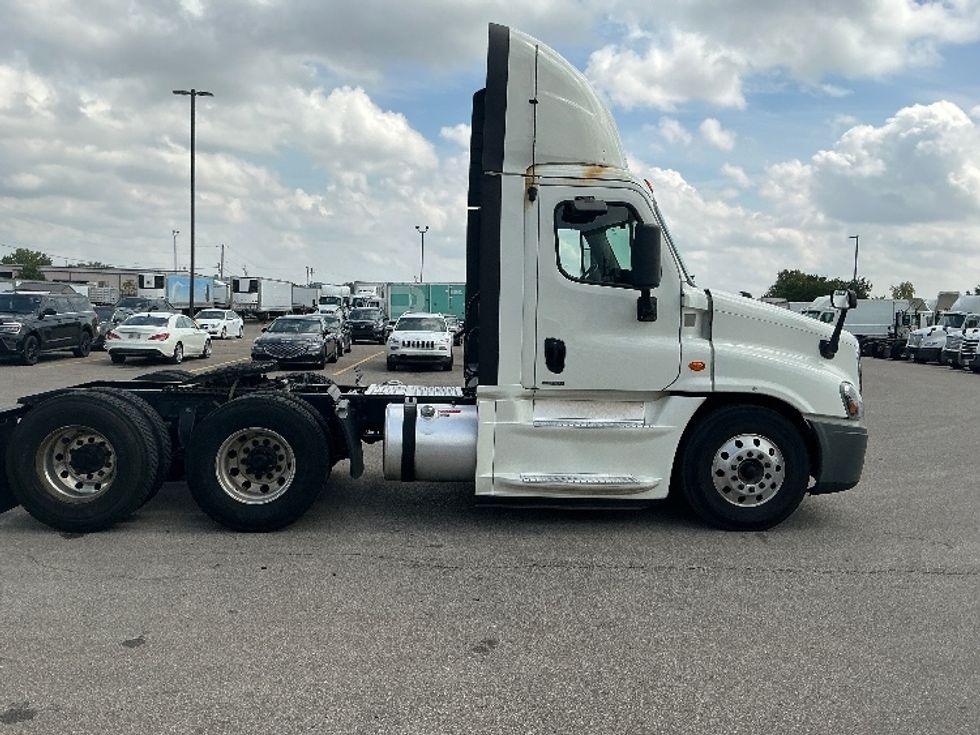 Day Cab Tractor-Heavy Duty Tractors-Freightliner-2019-Cascadia 12564ST-Piqua-OH-675,233\n\t\tmiles-$ 25,750 - Image 8