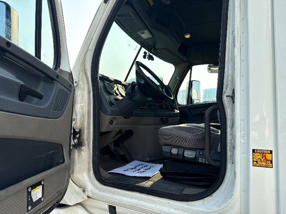 Day Cab Tractor-Heavy Duty Tractors-Freightliner-2019-Cascadia 12564ST-Piqua-OH-675,233\n\t\tmiles-$ 25,750 - Image 9