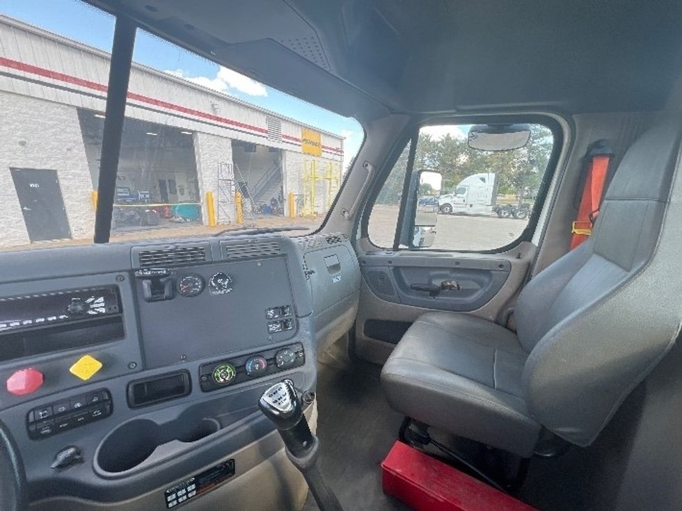 Day Cab Tractor-Heavy Duty Tractors-Freightliner-2019-Cascadia 12564ST-Plymouth-MI-167,398\n\t\tmiles-$ 45,250 - Image 10