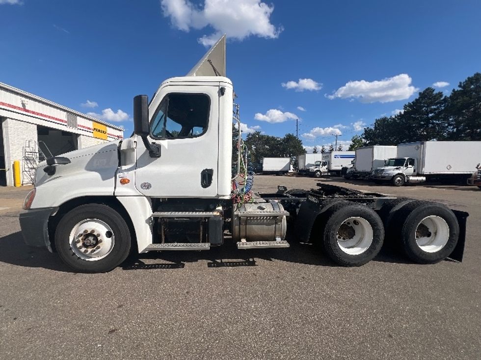 Day Cab Tractor-Heavy Duty Tractors-Freightliner-2019-Cascadia 12564ST-Plymouth-MI-167,398\n\t\tmiles-$ 45,250 - Image 4