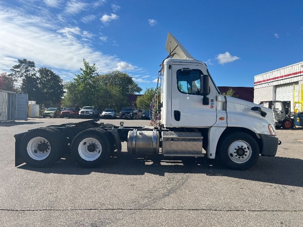 Day Cab Tractor-Heavy Duty Tractors-Freightliner-2019-Cascadia 12564ST-Plymouth-MI-167,398\n\t\tmiles-$ 45,250 - Image 8