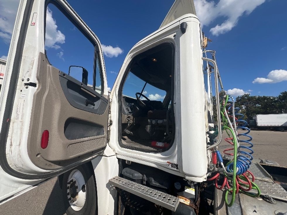 Day Cab Tractor-Heavy Duty Tractors-Freightliner-2019-Cascadia 12564ST-Plymouth-MI-167,398\n\t\tmiles-$ 45,250 - Image 9