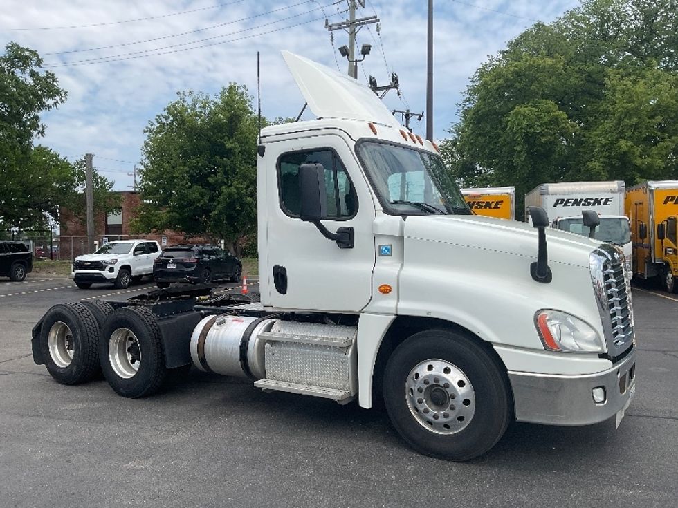 Day Cab Tractor-Heavy Duty Tractors-Freightliner-2019-Cascadia 12564ST-Plymouth-MI-304,430\n\t\tmiles-$ 41,500 - Image 1