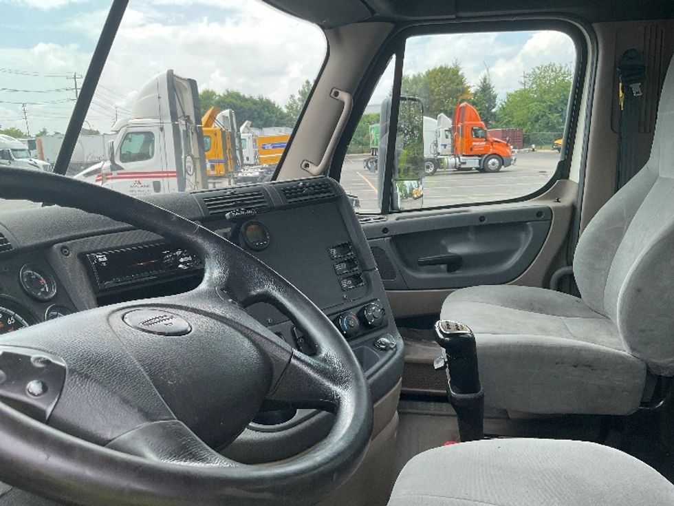 Day Cab Tractor-Heavy Duty Tractors-Freightliner-2019-Cascadia 12564ST-Plymouth-MI-304,430\n\t\tmiles-$ 41,500 - Image 10