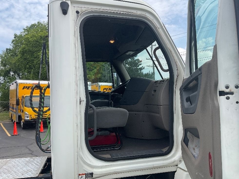 Day Cab Tractor-Heavy Duty Tractors-Freightliner-2019-Cascadia 12564ST-Plymouth-MI-304,430\n\t\tmiles-$ 41,500 - Image 12