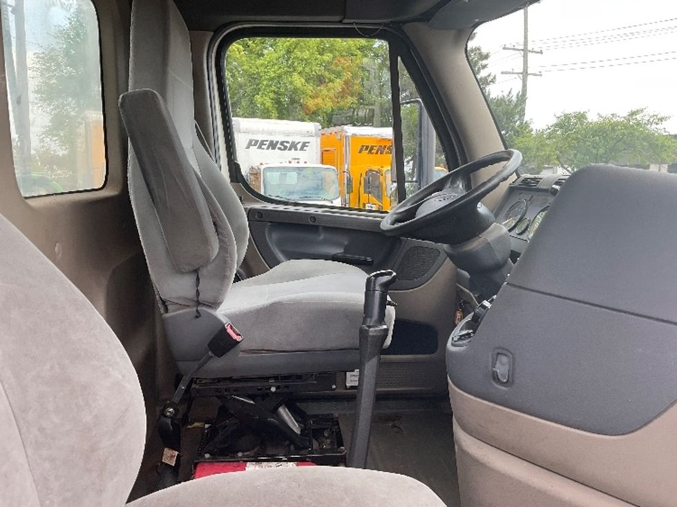 Day Cab Tractor-Heavy Duty Tractors-Freightliner-2019-Cascadia 12564ST-Plymouth-MI-304,430\n\t\tmiles-$ 41,500 - Image 14