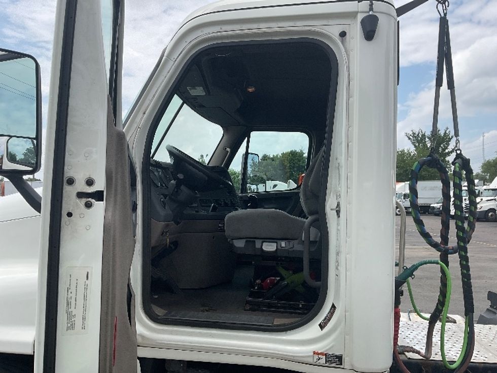 Day Cab Tractor-Heavy Duty Tractors-Freightliner-2019-Cascadia 12564ST-Plymouth-MI-304,430\n\t\tmiles-$ 41,500 - Image 9