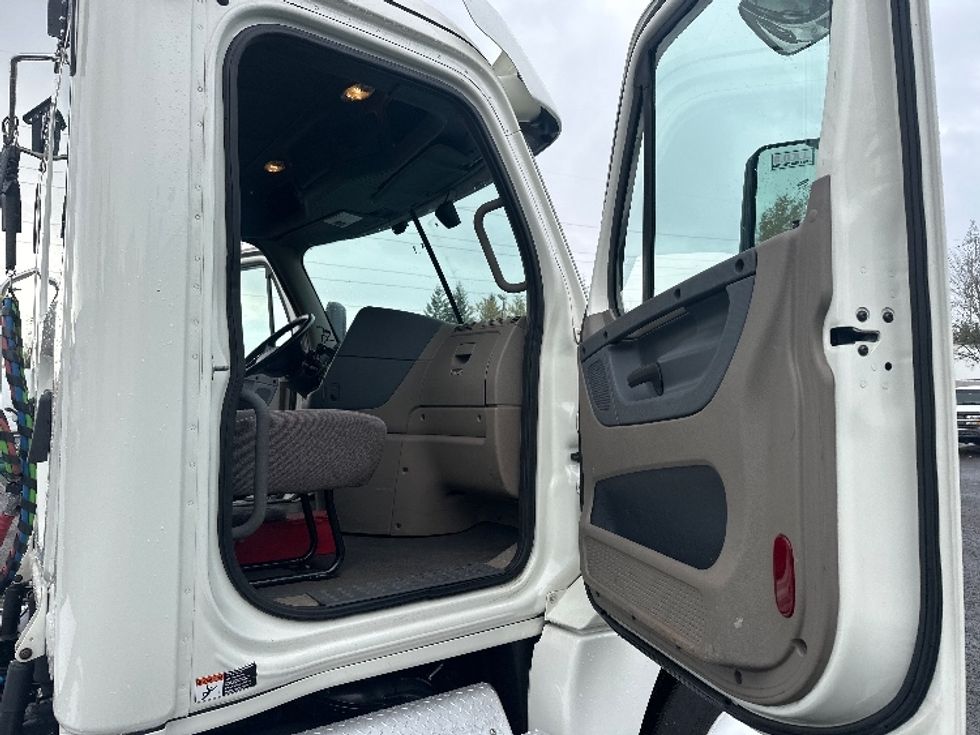 Day Cab Tractor-Heavy Duty Tractors-Freightliner-2019-Cascadia 12564ST-Portland-OR-323,241\n\t\tmiles-$ 44,250 - Image 12