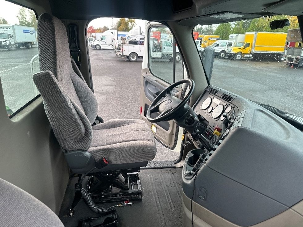 Day Cab Tractor-Heavy Duty Tractors-Freightliner-2019-Cascadia 12564ST-Portland-OR-323,241\n\t\tmiles-$ 44,250 - Image 14