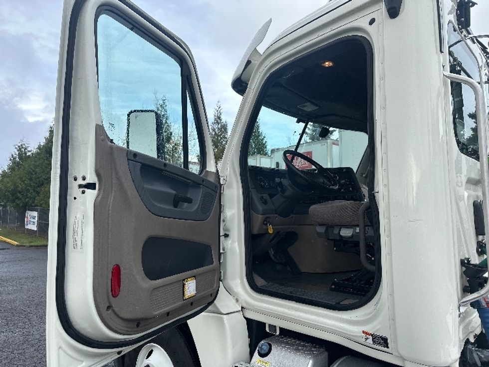 Day Cab Tractor-Heavy Duty Tractors-Freightliner-2019-Cascadia 12564ST-Portland-OR-323,241\n\t\tmiles-$ 44,250 - Image 9