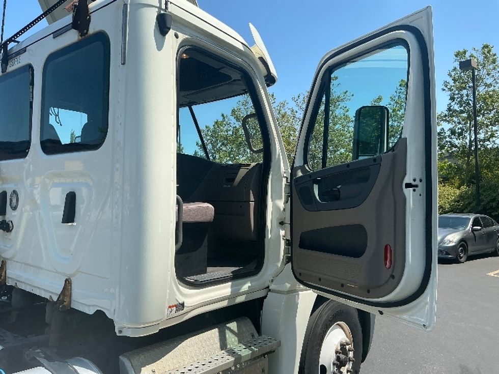 Day Cab Tractor-Heavy Duty Tractors-Freightliner-2019-Cascadia 12564ST-Portland-OR-345,187\n\t\tmiles-$ 45,500 - Image 12
