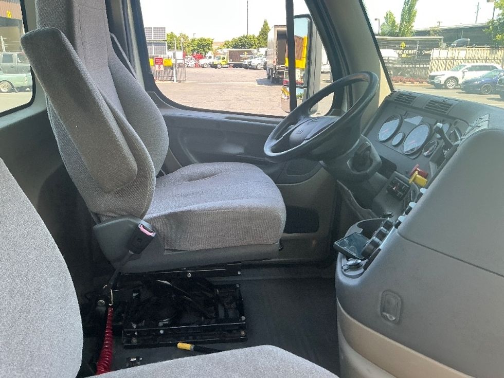 Day Cab Tractor-Heavy Duty Tractors-Freightliner-2019-Cascadia 12564ST-Portland-OR-345,187\n\t\tmiles-$ 45,500 - Image 14
