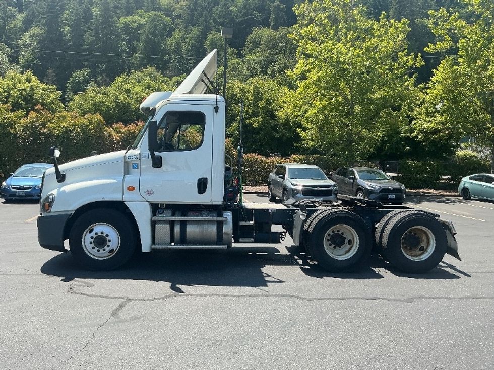 Day Cab Tractor-Heavy Duty Tractors-Freightliner-2019-Cascadia 12564ST-Portland-OR-345,187\n\t\tmiles-$ 45,500 - Image 4