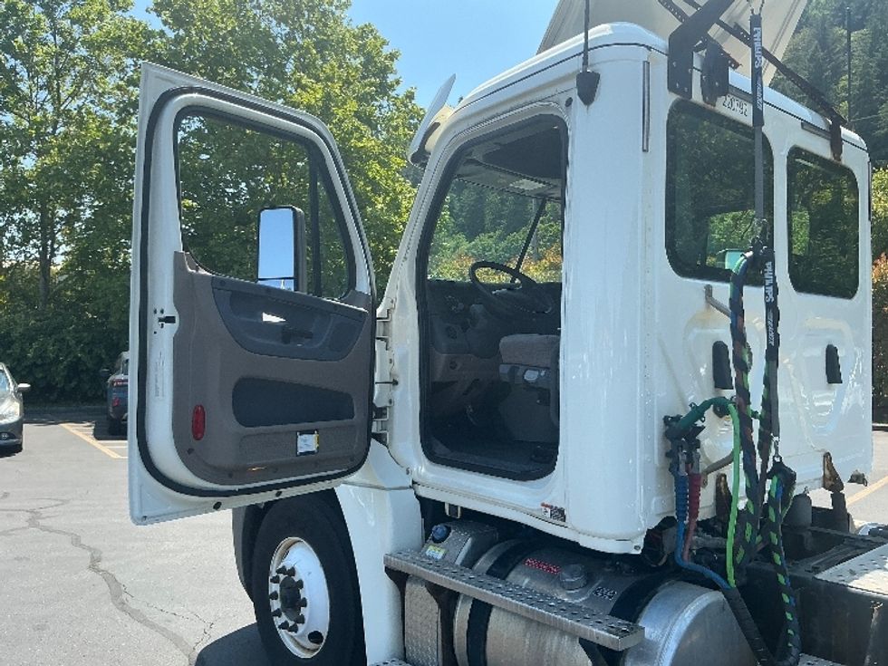 Day Cab Tractor-Heavy Duty Tractors-Freightliner-2019-Cascadia 12564ST-Portland-OR-345,187\n\t\tmiles-$ 45,500 - Image 9