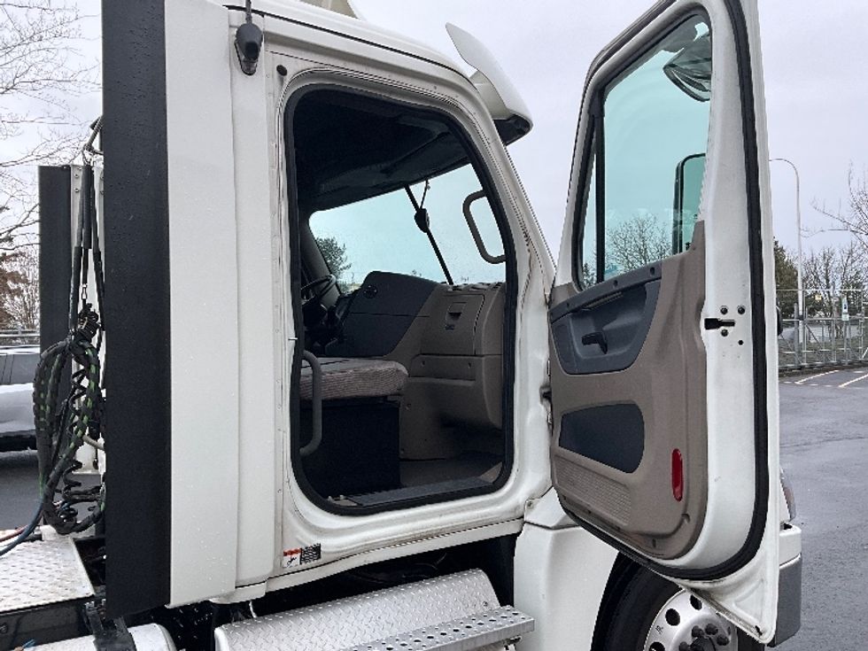 Day Cab Tractor-Heavy Duty Tractors-Freightliner-2019-Cascadia 12564ST-Portland-OR-369,718\n\t\tmiles-$ 41,500 - Image 12