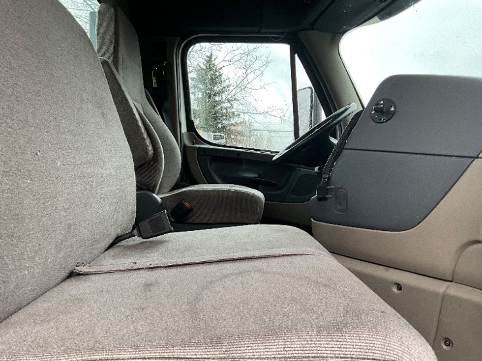 Day Cab Tractor-Heavy Duty Tractors-Freightliner-2019-Cascadia 12564ST-Portland-OR-369,718\n\t\tmiles-$ 41,500 - Image 14