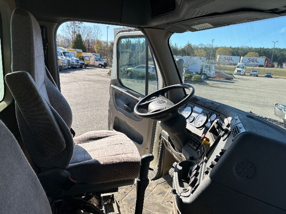 Day Cab Tractor-Heavy Duty Tractors-Freightliner-2019-Cascadia 12564ST-Prince George-VA-436,523\n\t\tmiles-$ 36,750 - Image 14