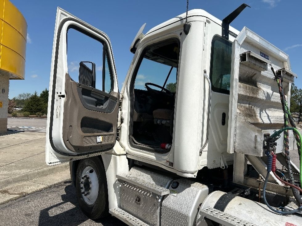 Day Cab Tractor-Heavy Duty Tractors-Freightliner-2019-Cascadia 12564ST-Prince George-VA-436,523\n\t\tmiles-$ 36,750 - Image 9