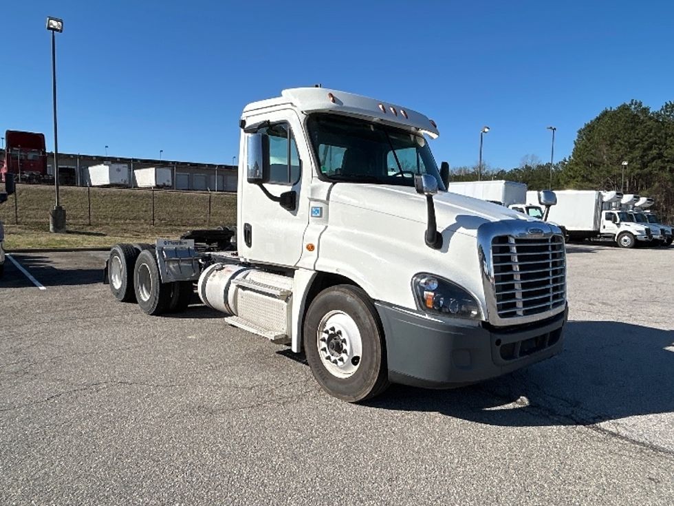 Day Cab Tractor-Heavy Duty Tractors-Freightliner-2019-Cascadia 12564ST-Prince George-VA-468,973\n\t\tmiles-$ 35,000 - Image 1