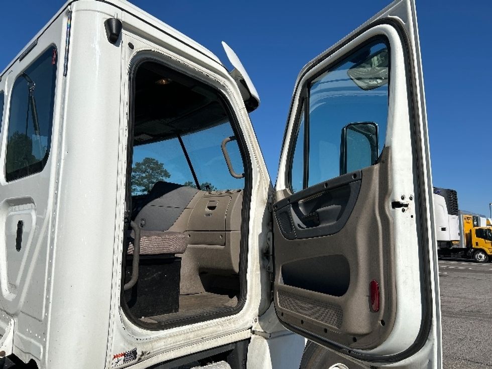 Day Cab Tractor-Heavy Duty Tractors-Freightliner-2019-Cascadia 12564ST-Prince George-VA-468,973\n\t\tmiles-$ 35,000 - Image 12