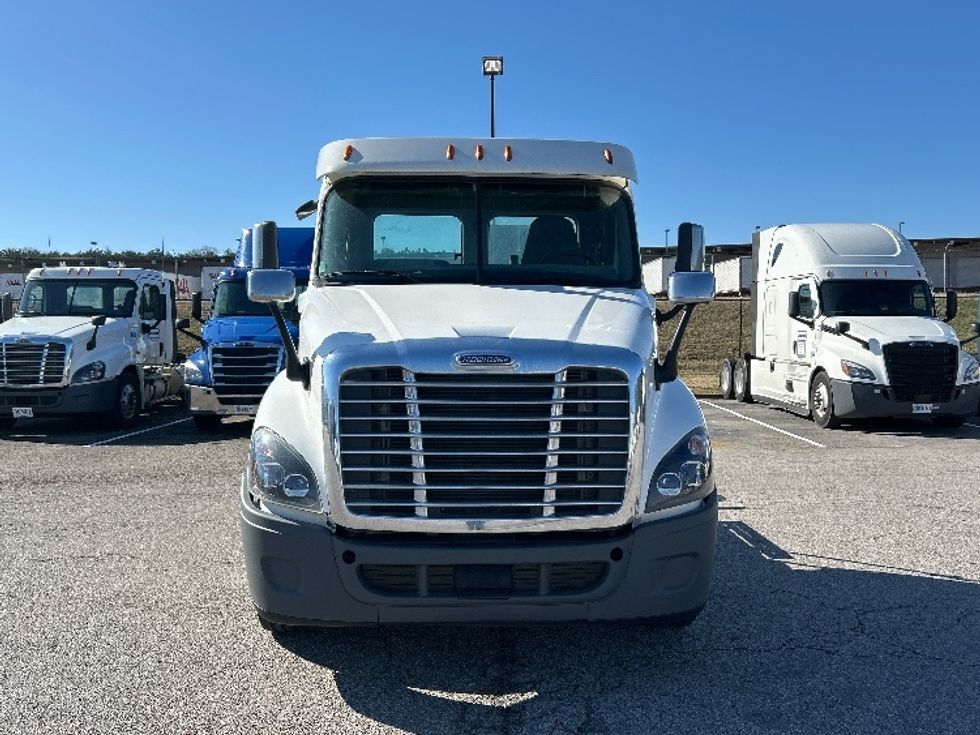 Day Cab Tractor-Heavy Duty Tractors-Freightliner-2019-Cascadia 12564ST-Prince George-VA-468,973\n\t\tmiles-$ 35,000 - Image 2