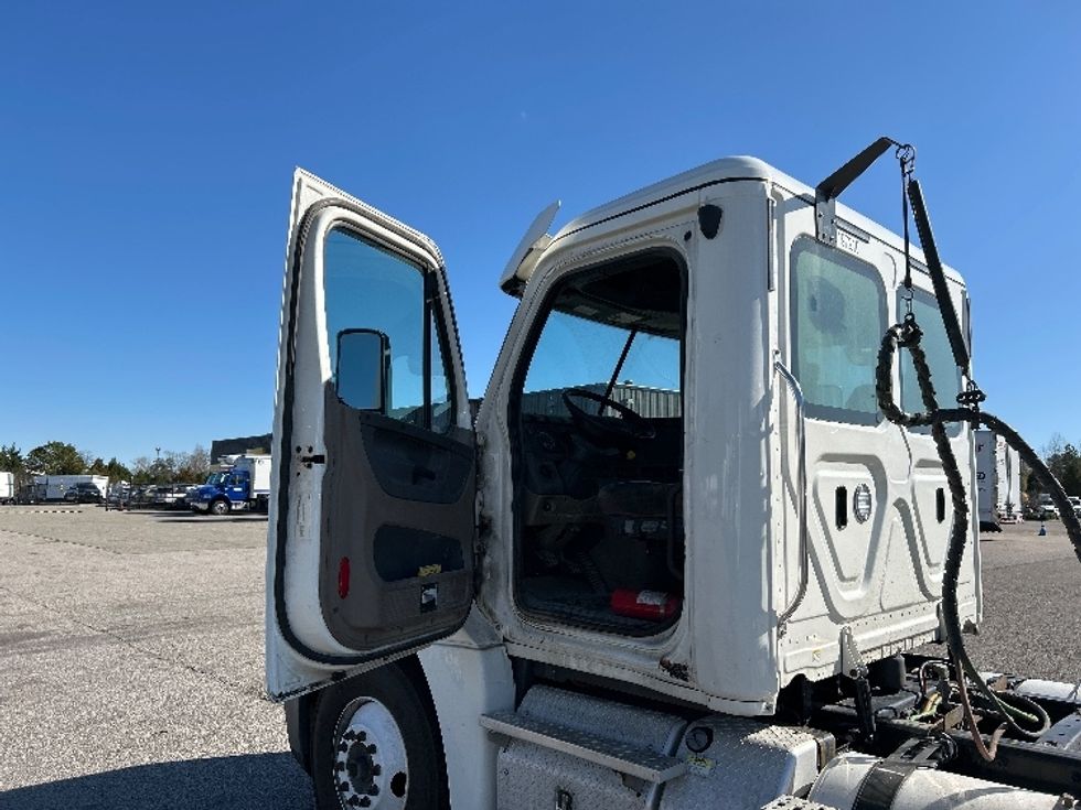 Day Cab Tractor-Heavy Duty Tractors-Freightliner-2019-Cascadia 12564ST-Prince George-VA-468,973\n\t\tmiles-$ 35,000 - Image 9