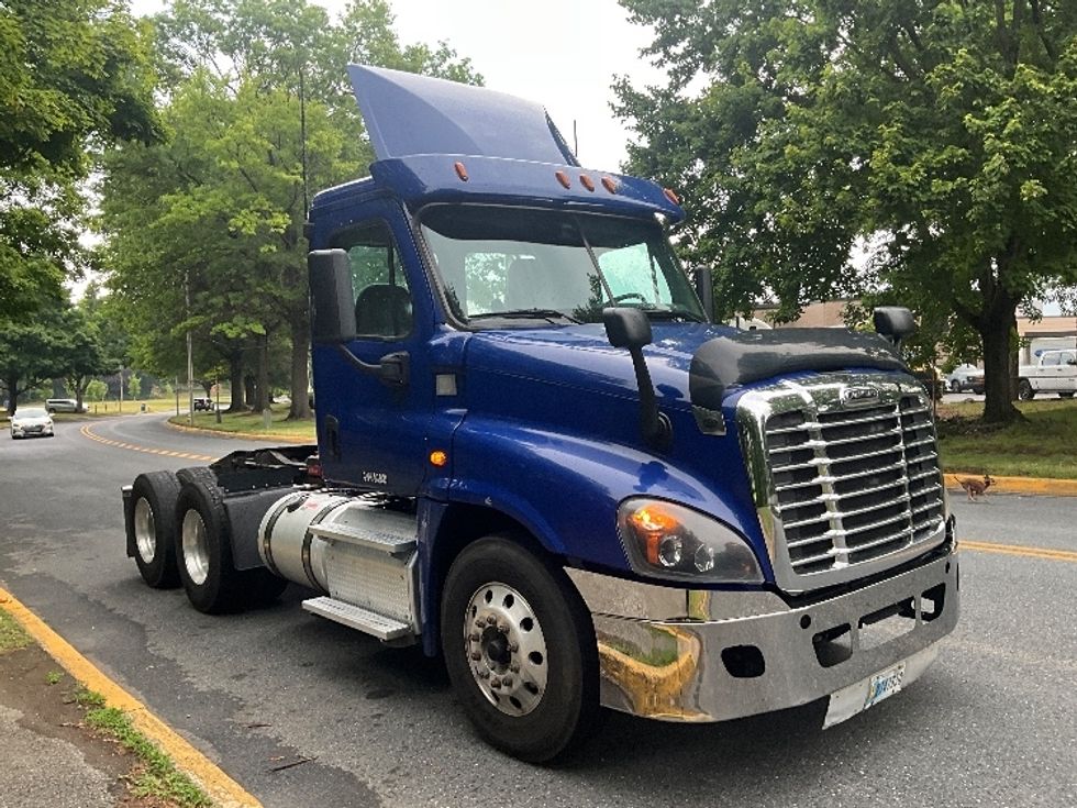 Day Cab Tractor-Heavy Duty Tractors-Freightliner-2019-Cascadia 12564ST-Reading-PA-242,367\n\t\tmiles-$ 41,250 - Image 1
